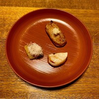 明神下 神田川 本店 - 先付け、12時からクロックワイズにさつま揚げ、ホタテの照り焼き、かずのこ。箸をつけてみたら作り置きでなく熱々でほうとなる。おいしい