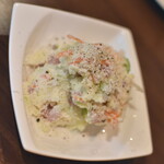 ワインバー バッカス - マヨネーズを使わない、いぶりガッコ入りポテトサラダ（９００円）２０２４年６月