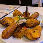 インディアンレストラン西麻布 by KENBOKKE - タンドリーチキン、シーカバブ、ジャングディル・バハール、チキンティッカ　タンドール勢揃い！