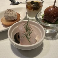 アンフュージョン - 余市産 活メ平目のマリネと安曇野野菜の自家製ピクルス。