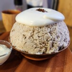 冬夏青々 - 白い雲のようなのがミルクエスプーマ。真ん中にちょこんと黒砂糖。