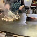 ホルモン料理専門處 利根屋 - 女将さんの手早いコテ捌き