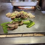 ホルモン料理専門處 利根屋 - 手前コウネネギ塩、奥　ホルモン野菜入り