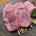 吟味焼肉 じゃんか - タン！でっかくて分厚いです！