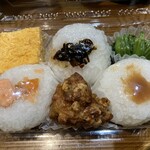 銀シャリ en - おにぎり弁当　おにぎりだけかと思いきやしっかりおかず入ってて絶賛してました。