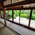 明々庵 - 庭園を前にお茶を飲む