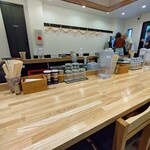 麺や みかん - 店内はコの字カウンター14席。