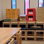 麺や みかん - 店内待機席に麺箱。