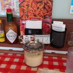 スパゲッティーのパンチョ - カウンターテーブルにはニンニクやタバスコが