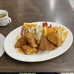 角屋食堂 - サラダまで一皿に持ってあります