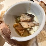 ビストロ スフレ - メイン　パンを割って取った状態