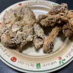 福まん家 - 料理写真:左：極塩旨にんにく唐揚げ１００円（雨の日価格）　右：チューリップ唐揚げ１００円