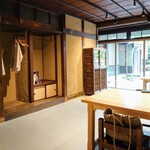 山勢 - テーブル席と中庭