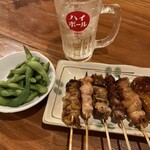 炭火やきとり とっ鳥屋 末広店 - 枝豆200円、焼き鳥盛り合わせ5本520円