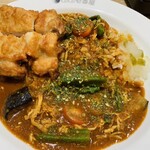CoCo壱番屋 - 料理写真:チキンと夏ベジのスパイスカレープラスパリパリチキン\(//∇//)\