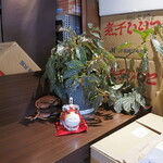 NIBOSHI MANIA - カウンター隅の置物。カニが置き鋳物になっている