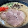 まくり屋 - 鬼炊きの豚骨スープは濃厚だけど後口スッキリ。紅生姜は備え付けより入れました。
