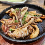 すしてつ - 麦イカ鉄板焼き　わたが絡んでうんまいっ