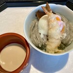 行楽庵 - ごまが練り込まれている素麺、自家製胡麻タレで