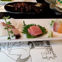 川越 いちのや - コースの刺身　鯛湯引き、本まぐろ中トロ、かんぱ
