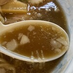 麺笑飯店 - スープは魚介系と醤油を合わせたダブルスープ。
      甘みのある背脂が適度に散らされて
      燕三条のラーメンのようです。