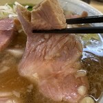 麺笑飯店 - 1cmくらいの厚みがあり、ズッシリ重くて柔らかい(#^.^#)
      低温調理されたキレイなピンク色の大判肉が4枚！