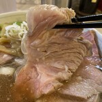 麺笑飯店 - 真ん中の辺り、分かりますでしょうか？
      スープの温度で肉の表面に少しずつ熱が入り
      色が白味を帯びていきます。
      しっとり感レベルMAX、牛ハラミステーキのよう。