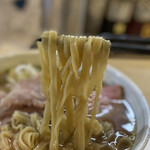 麺笑飯店 - 麺は平打ちピロピロ麺で
      青竹手打ちのようなゴツゴツ感はなく、
      きしめんみたいにツルツルモチモチ食感((∩´o`∩))