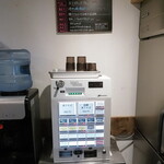 NIBOSHI MANIA - メニューの黒板と券売機