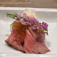 肉割烹ふたご 北新地店 - 炭火で炙って余分な脂を落としたサーロインを低温調理。枕は冬瓜です。針生姜の苦味と土佐酢ジュレの酸味、サーロインの甘味でいただきました