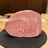 肉割烹ふたご 北新地店 - リブロース。上部から右手のカマ状の部位が″かぶり″です