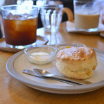 ウィークエンダーズコーヒー オール ライト - アメリカーノ(COLD)@税込550円、イングリッシュスコーン＠税込650円