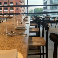 Orby Restaurant - 開放感のある店内とカウンター席。夏なので18時前でもこの明るさ。時間帯的にも人が少なめで嬉しい。