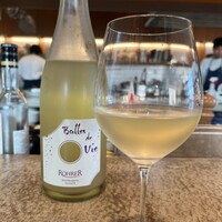 Orby Restaurant - 1杯目にいただいた白のスパークリング。アルザスのもので、果実味がありながら、すっきりとした味わいで、濁りと炭酸を楽しめて、最初の1杯に最適でした！最高なセレクトありがとうございます。