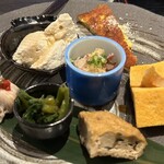 宵ノねこ - ・おばんざい7種盛り合わせ
        (恵那鶏のササミ梅しそ和え、つるむらさきのおひたし、がんも、だし巻き卵、とうもろこしのチーズ焼き、ナスの焼き浸し、自家製豆腐)