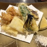 宵ノねこ - ・天ぷら盛り合わせ
        (恵那鶏もも天、タルイカ、茄子、椎茸、ピーマン)