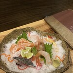 創作和食 厨 - 1人飲みはやっぱりお刺身。鰹のタタキは生臭さなし。サーモンもとろける。ボタンエビは、頭の味噌を吸える新しさ。