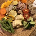 Bistro TATSU - 地元野菜のプレート。それぞれの野菜に合わせて調理されています。うっすら塩がかかってます。