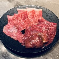焼肉うしごろ 横浜店 - ◉厚切りタン
                    ◉厳選赤身
                    ◉うちもも
                    ◉リブロース
                    ◉ミスジ
                    ◉特選サーロイン
                    ◉クラシタのすき焼き