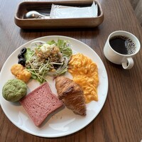 The Living Room with SKY BAR - 抹茶メロンパン、いちごのトースト、名古屋コーチンのスクランブルエッグ、赤味噌ドレッシング