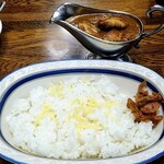 欧風カレー インディラ - ごはんにチーズがかかっています。