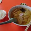 紅梅食堂 - 左ライス小150円、右ワンタンメン650円ネギ抜き