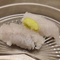 徳ㇵ本也 - ⑤骨切鱧の焼霜(兵庫県沼島産、雌)、山葵添え
                    沼島の海底は砂質がきめ細かく軟らかいので、鱧の骨と皮が軟らかく、大きなサイズが使える為、旨みも素晴らしい
                    更に骨切りも火入も技が素晴らしく美味