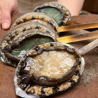 徳ㇵ本也 - ④黒鮑(黄色)(徳島県阿南産)と黒鮑(緑色)(徳島県阿南産)
                    緑色の黒鮑に何？という驚き、若布を食べているのでしょうか？
                    昆布だと茶色になるのは分かるのですが・・・
                    こういう食べ比べはとても楽しい！