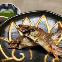 徳ㇵ本也 - ⑦炭火焼き稚鮎(滋賀県産、養殖)、蓼酢添え
                      稚鮎は小さいので火か入り易く、皮のパリ感と身のフンワリ感の両立が難しいのですが、難なくその矛盾を成し遂げています
                      鮎の香りと腹腸の苦み、夏の風物詩です