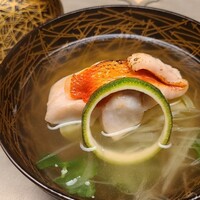 徳ㇵ本也 - ③炭火焼き金目鯛、賀茂茄子、茗荷、三つ葉、青柚子皮の輪、利尻昆布&鮪節&鰹節の出汁のお椀
                    蓋を開けると利尻昆布の香り、鮪節の甘み、鰹節の香りと旨み、食べるお椀ですが出汁な抜かりはありません