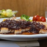 キッチン ブルー グローブ - 横から、ポリネシアンソースもタップリ！