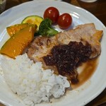 キッチン ブルー グローブ - ご飯を乗せて赤ワインソースを吸わせます