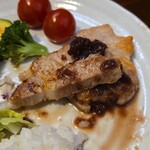 キッチン ブルー グローブ - 残り少ないロースソテー