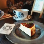 ヒノ - スイーツセット(￥1000)。クリームチーズケーキとエチオピア イルガチェフェ。